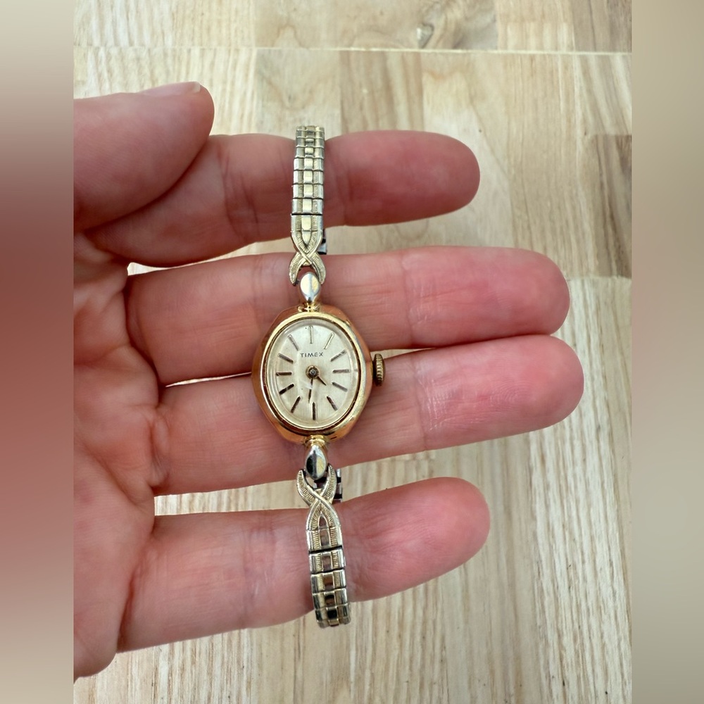 Vintage ladies ladies oval gold tone winding mechanical dress watch